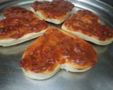 हार्ट शेप पिज़्ज़ा होम मेड बेस से(Heart shape pizza home made base se recipe in Hindi) रेसिपी चरण 6 फोटो