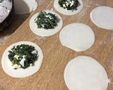 Foto del paso 2 de la receta: Empanadas de acelga plato volador