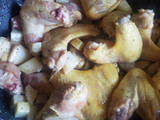 Alitas de pollo con papas rápidas