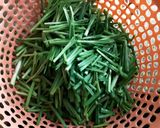 Hình bước làm 1 của món Canh hẹ xương hầm