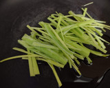 Foto del paso 4 de la receta: Lubina en cofre de hojaldre con salteado de habas tiernas