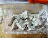 รูปขั้นตอนการทำที่ 1 ของ ผัดผงกะหรี่หมูกรอบ