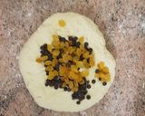 Foto del paso 2 de la receta Panecillos de yogurt con pasas y pepitas de chocolate
