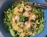 Une image de l'étape 4 de Orzo aux crevettes 🦐 sauce ail 🧄 & persil 🌿 avec du poivron 🫑 & du citron 🍋.