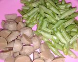 Foto langkah ke 1 dari resep Tumis buncis bakso pedas manis.