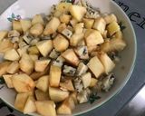 Une image de l'étape 8 de Salade de tomates aux pommes anciennes, oignon rouge et roquefort.