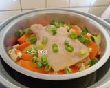 A picture of step 7 of Steamed Chicken Thighs with Cabbage (Rice Cooker Version).