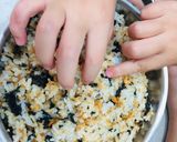 Hình bước làm 4 của món Nấu ăn cùng con: Cơm trộn chà bông rong biển