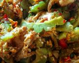 รูปขั้นตอนการทำที่ 7 ของ เมนู มะระผัดพริกหมูฉ่ำไข่