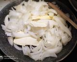 Foto del paso 3 de la receta: Salmón en Salsa de Cebolla Cremosa