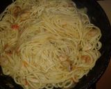 Foto del paso 7 de la receta: Spaguettis con gambas y algas