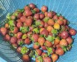 Foto langkah ke 1 dari resep Strawberry Yakult Mix.