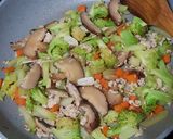 รูปขั้นตอนการทำที่ 3 ของ ผัดบร็อคโคลี่อกไก่สับ