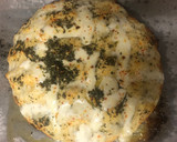Foto del paso 4 de la receta: Pan casero de ajo relleno de queso y especias🥯🧄🧀🌿