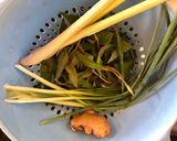 Hình bước làm 1 của món Canh gà ác hầm trám xanh