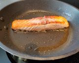 Foto del paso 2 de la receta: Salmón a la plancha con salsa de mostaza