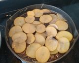 Foto langkah ke 3 dari resep Casserole Kentang Keju tanpa oven.