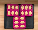 Foto del passaggio 4 della ricetta Madeleines Glassate al Cioccolato con il Cuore di Miele