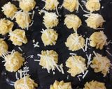 Foto langkah ke 4 dari resep Kue Sagu Keju.