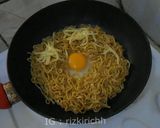 Foto langkah ke 4 dari resep Mi Instan Keju Telur.