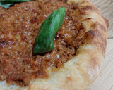 Foto del paso 7 de la receta: Pizza de boloñesa con albahaca