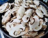 Foto del paso 9 de la receta: Filetes de pechuga A la plancha con Setas y Champiñones😋🍽