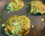 Foto del paso 4 de la receta: Tortitas de calabacín rellenas de mozarella