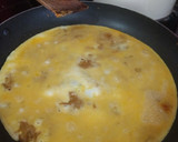 Foto del paso 2 de la receta: Crepa de huevos revueltos con frijoles refritos con chilorio