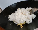 Gambar langkah 4 resipi Nasi Goreng Ikan.