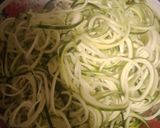 Foto del paso 1 de la receta: Zoodles de zapallo italiano con salsa de pollo a la crema (keto)
