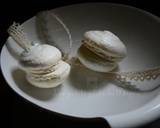 Macarons tout blancs, ganache au chocolat blanc et pop corn tape de la recette 5 photo