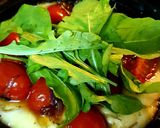 Foto del paso 3 de la receta: Provolone con rúcula, tomatines, cebolla roja grillados con miel