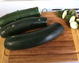 Une image de l'étape 1 de Courgettes épicées aux minis saucisses.