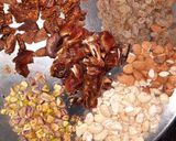 ડ્રાયફ્રૂટ લાડુ (Dry fruits Ladoo Recipe In Gujarati) રેસીપી સ્ટેપ1ફોટો