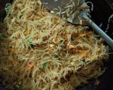 Foto langkah ke 4 dari resep Bihun goreng spesial untuk anak doyan abis.