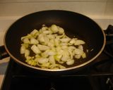 Foto del paso 3 de la receta Salmón fresco en salsa con cebollas francesas y puerro