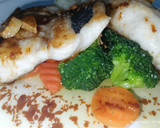 Foto del paso 5 de la receta: Merluza a la plancha con verduritas al vapor y vinagreta envejecida de ajos confitados
