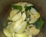 Foto del paso 2 de la receta: Bondiola a la olla con morrón y cebolla 😋