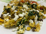 Revuelto de espinacas con pasas y queso feta