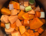 Foto del paso 2 de la receta: Puré o papilla de verduras. Verduras naranjas para bebé