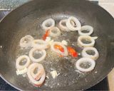 三色彩椒炒中卷的食譜步驟2照片