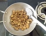 A picture of step 2 of Dry Masala Mushroom.