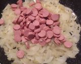 Foto del paso 3 de la receta: Quiche de salchichas y cebolla
