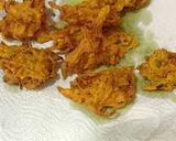 A picture of step 2 of Onion/pyaz ke Pakode.