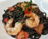 Foto del paso 13 de la receta: Espaguetis negros de sepia con langostinos