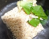 Foto langkah ke 2 dari resep Mie Instan Kuah Susu.