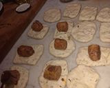 Foto del paso 4 de la receta: Pancitos saborizados relleno de chorizo