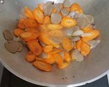 Foto langkah ke 2 dari resep Resep tumis wortel brokoli baso mudah banget.