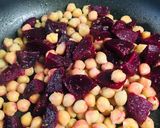 Foto del paso 2 de la receta: Ensalada templada de garbanzo, remolacha y salmón sin gluten