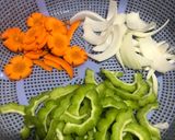 Hình bước làm 1 của món Khổ qua, cà rốt xào thịt dê